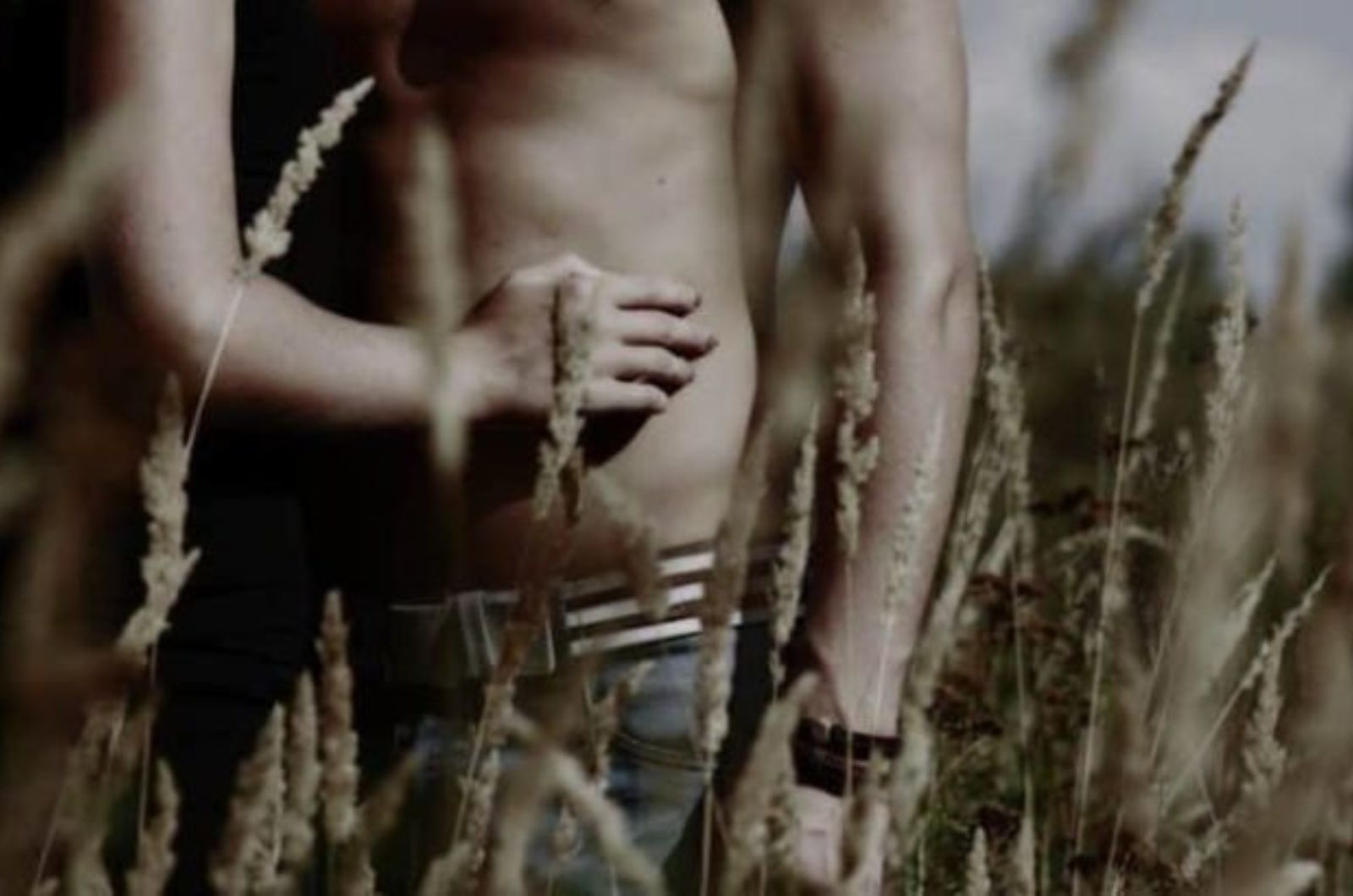 main feminine touchant un homme nu
