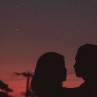 silhouette d'un couple au coucher du soleil