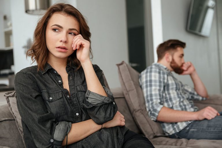 jeune couple triste sur canapé