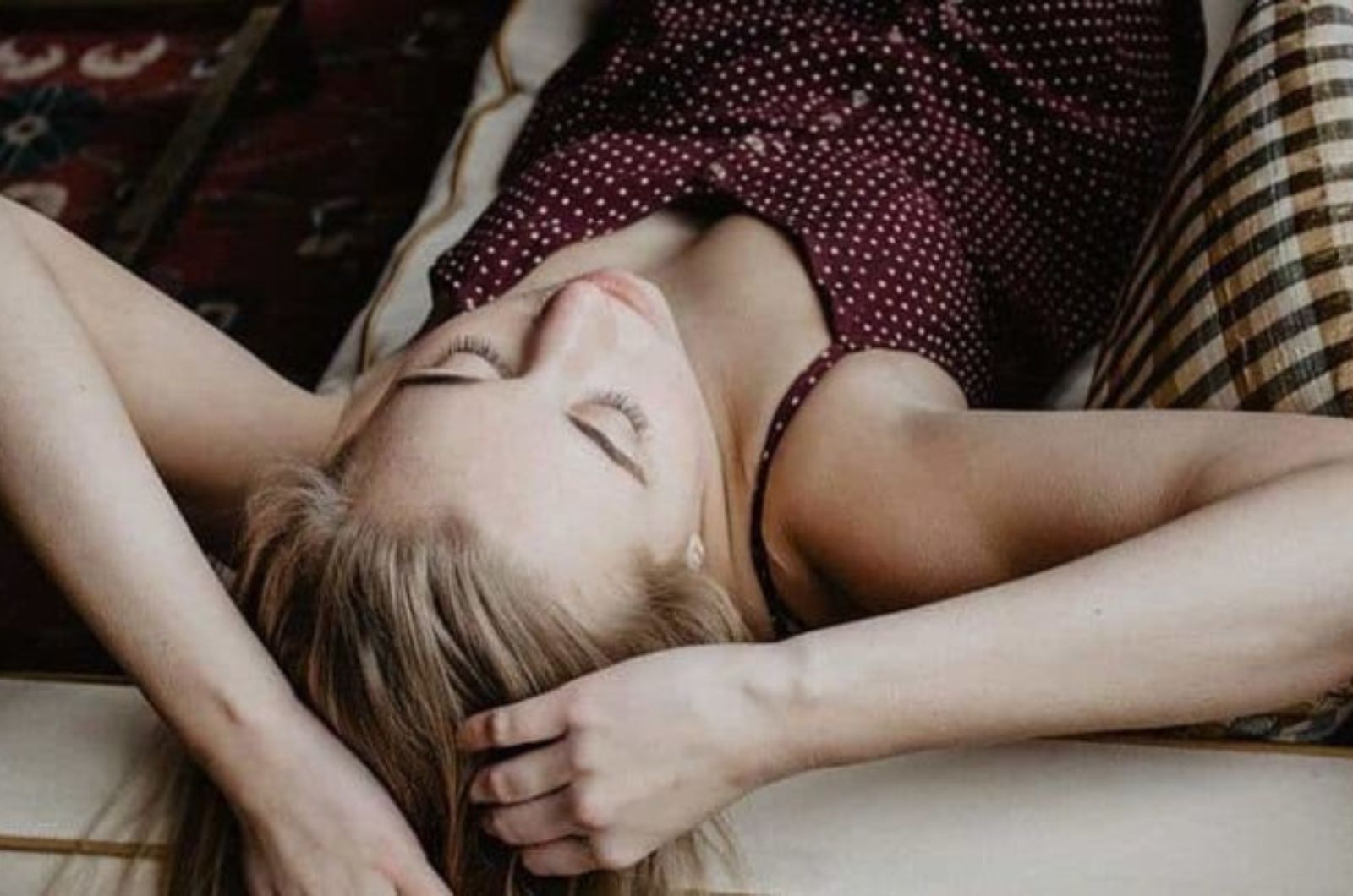 jeune, blond, femme, pose, divan