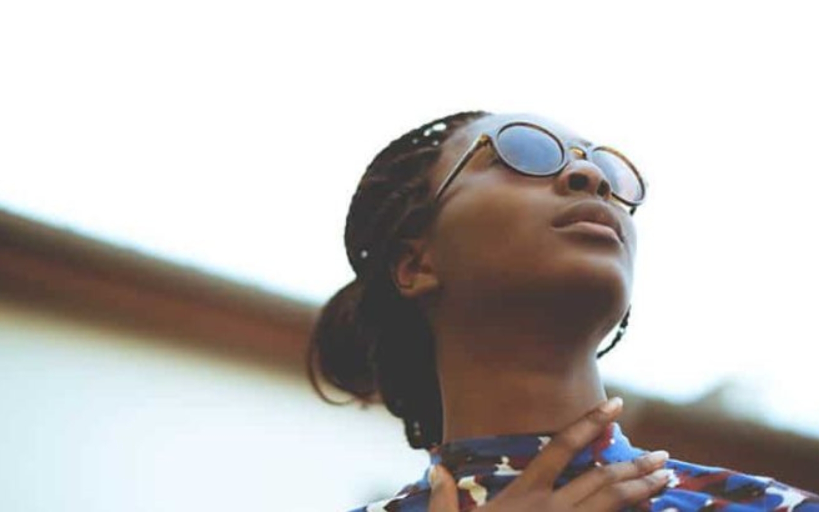 femme portant des lunettes de soleil