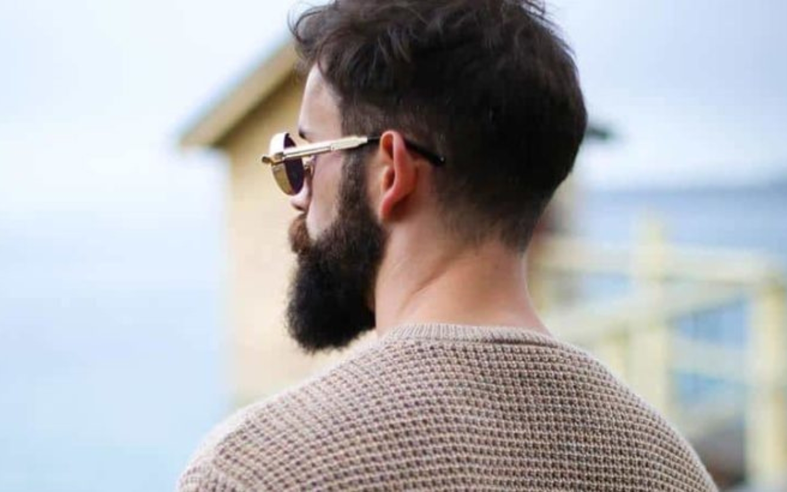vue laterale dun homme barbu