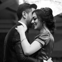 photo noir et blanc d'un couple dansant