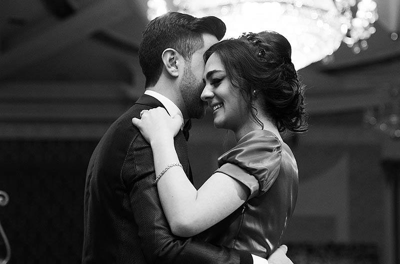 photo noir et blanc d'un couple dansant