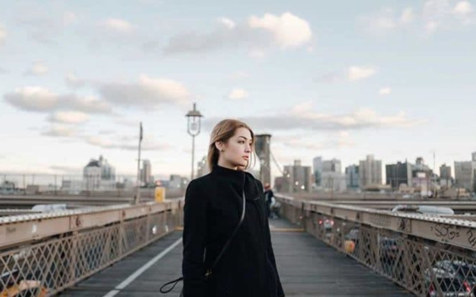 jeune femme appreciant la promenade