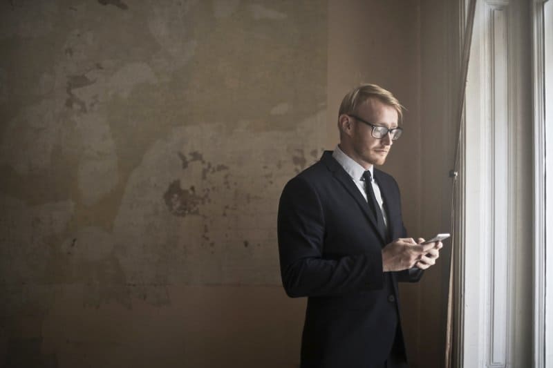 clé de l'homme sur le téléphone