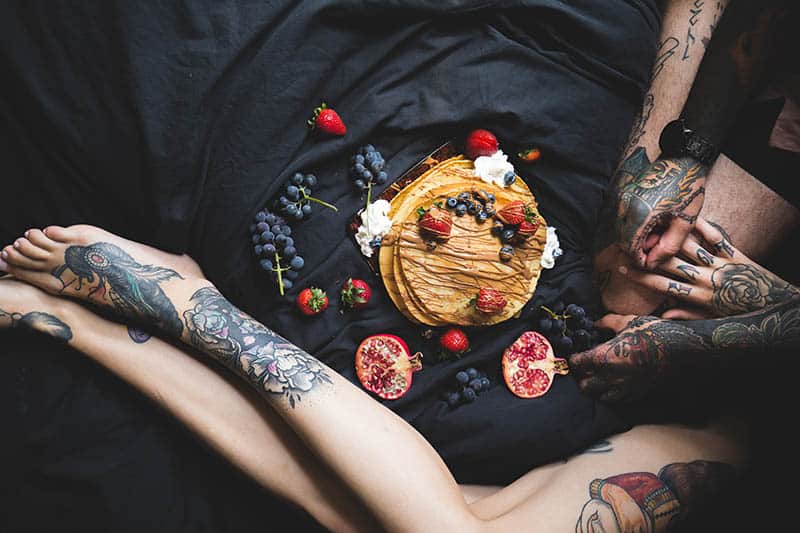 couple tatoué avec petit déjeuner au lit
