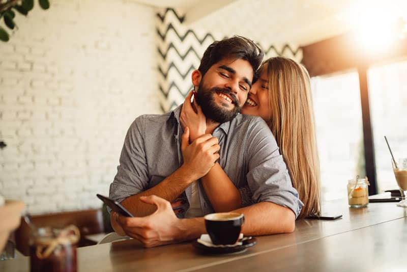 couple, étreindre, dans, salle de séjour