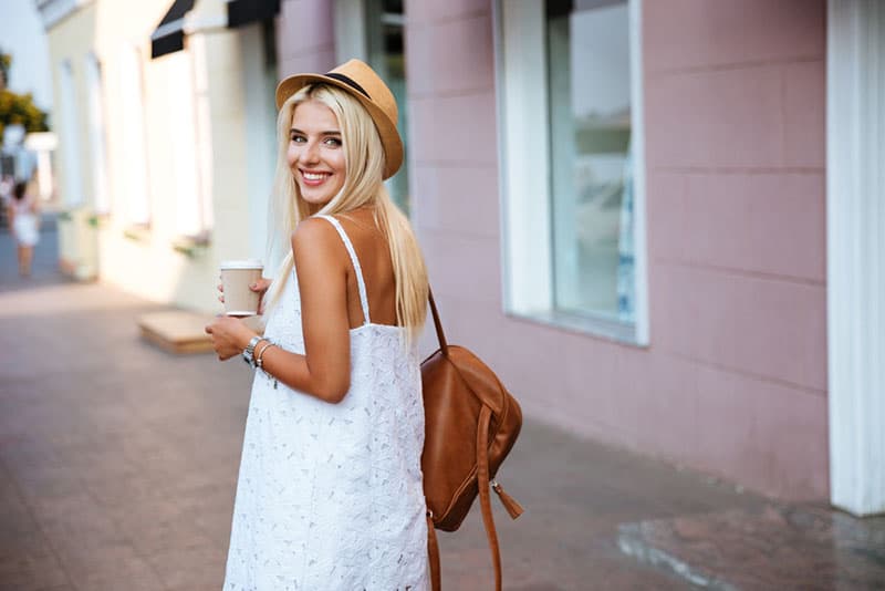 femme heureuse, marche, dans, rue, à, café, aller