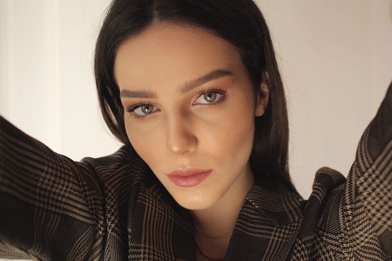 femme sérieuse, portrait