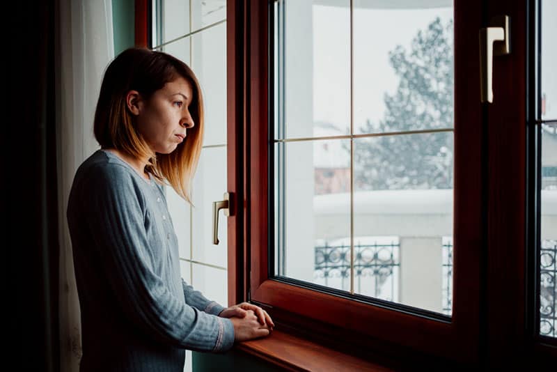 La Femme Qui Regardait Par La Fenetre À Quoi Pense-t-il Pendant Cette Période Où Vous N’Avez Aucun Contact