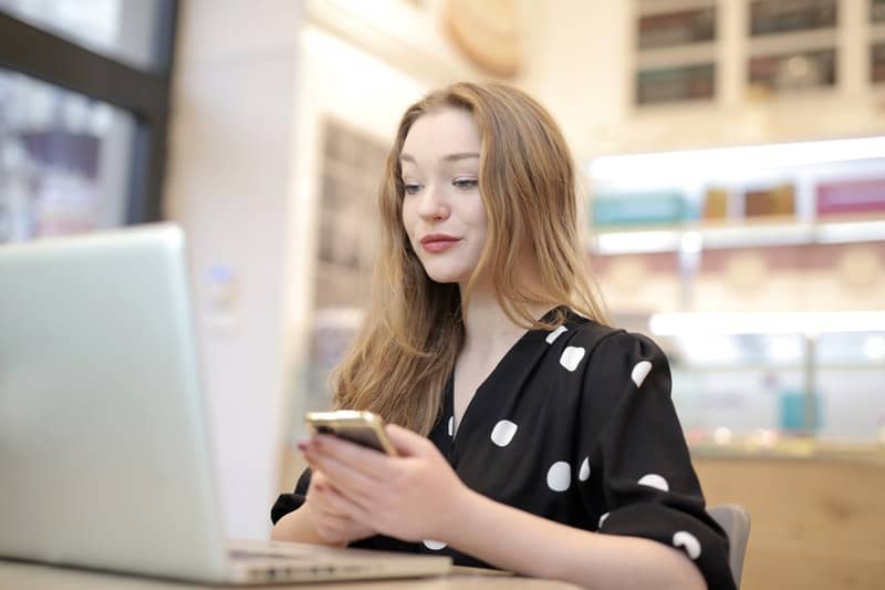femme, téléphone, ordinateur portable