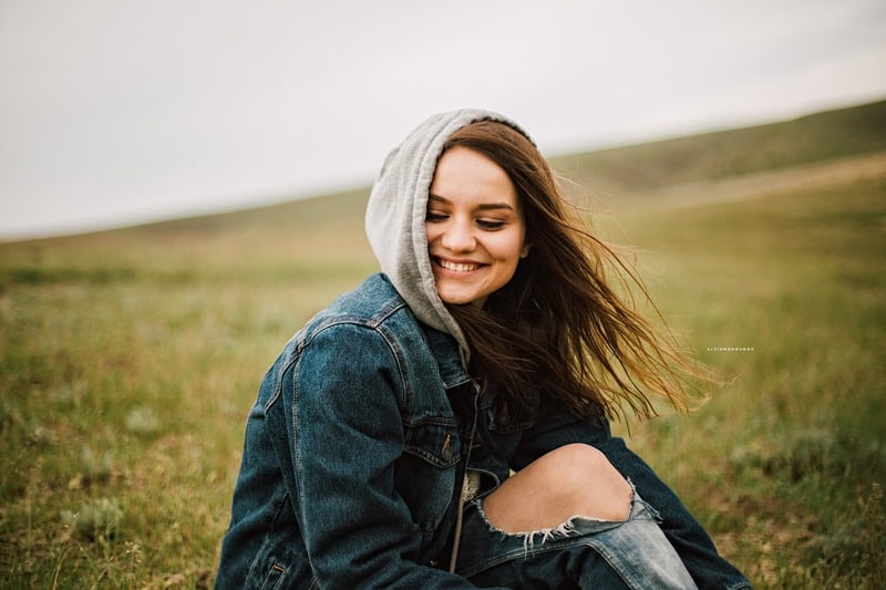 fille joyeuse dans le pré