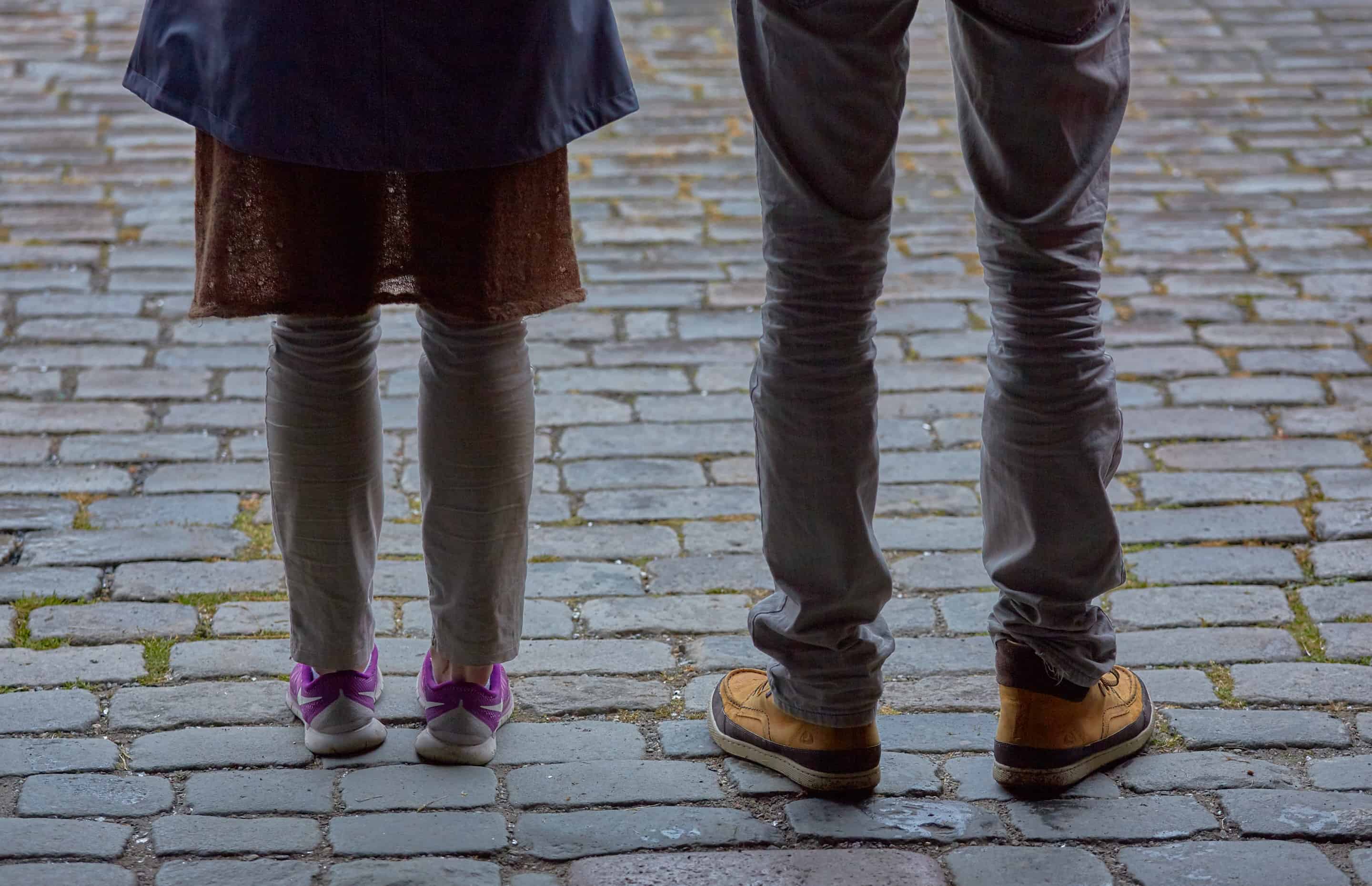 homme femme, debout, côte côte, dans, rue