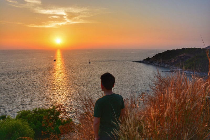 homme solitaire appréciant la vue