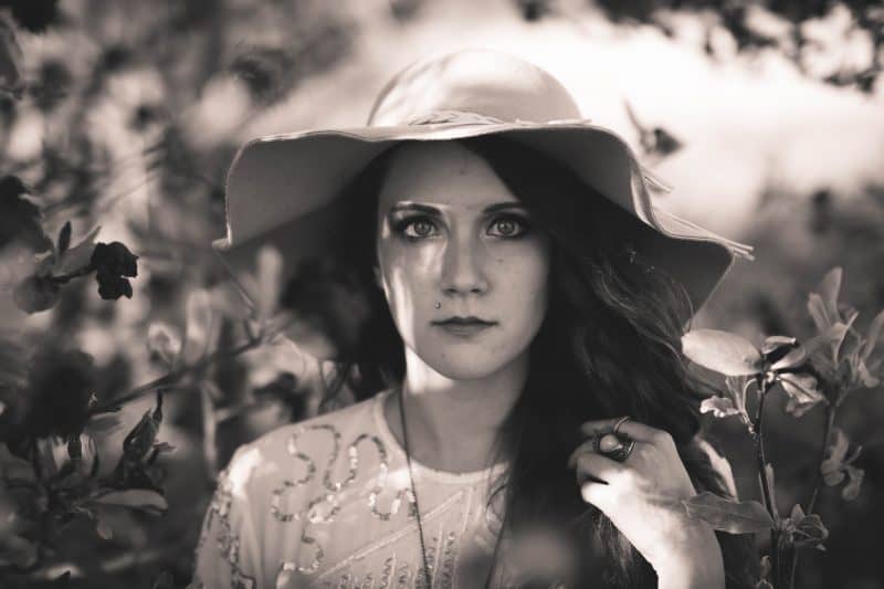 image en noir et blanc, femme sérieuse