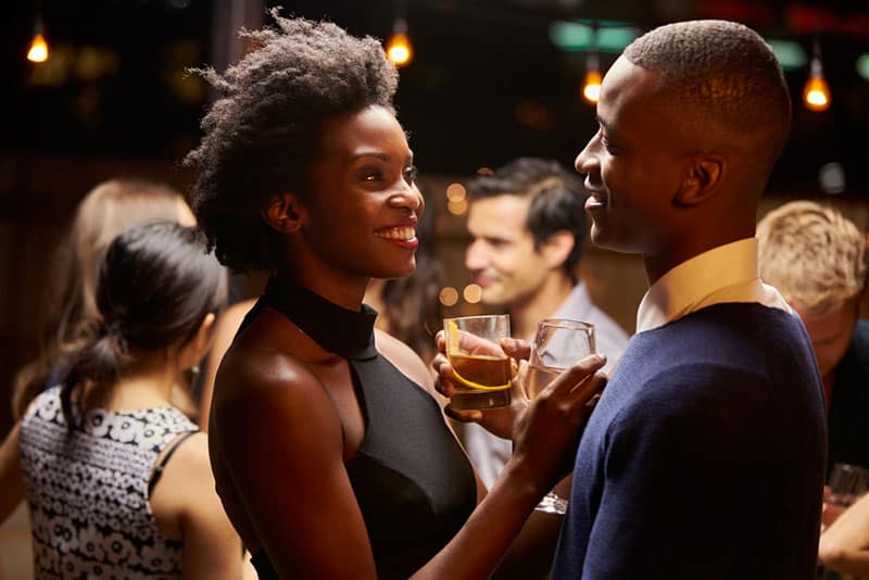 jeune couple afro-américain dans une fête