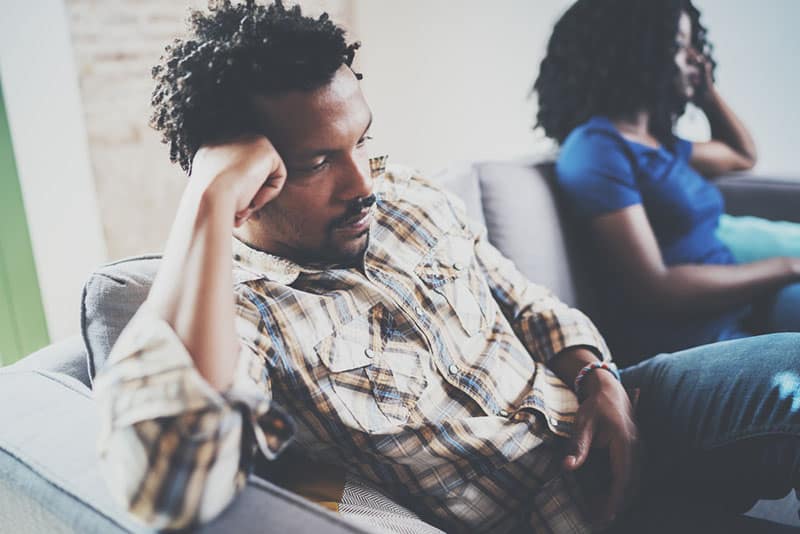 jeune couple afro-américain sur canapé