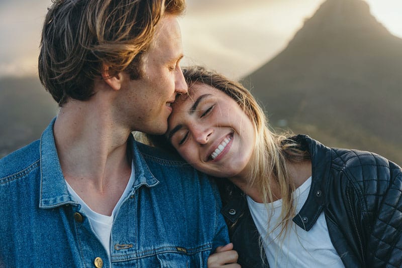 jeune couple, dans nature, étreindre