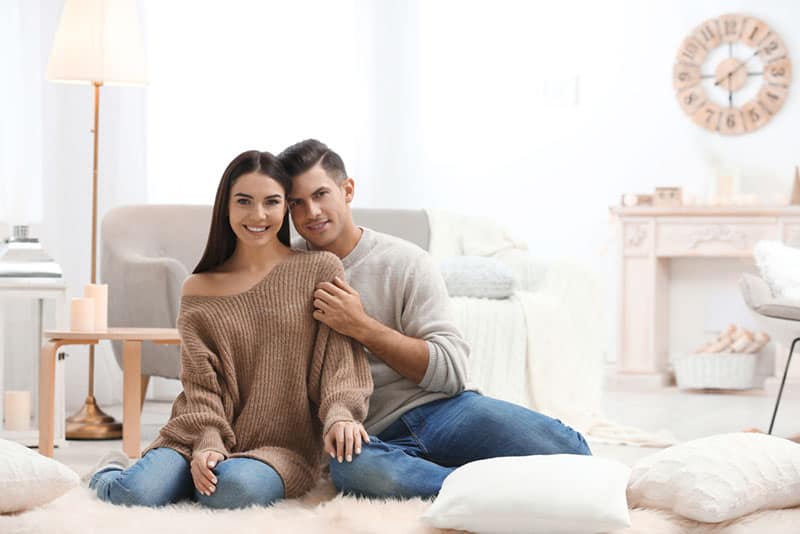 jeune couple, pose plancher, dans, salle de séjour