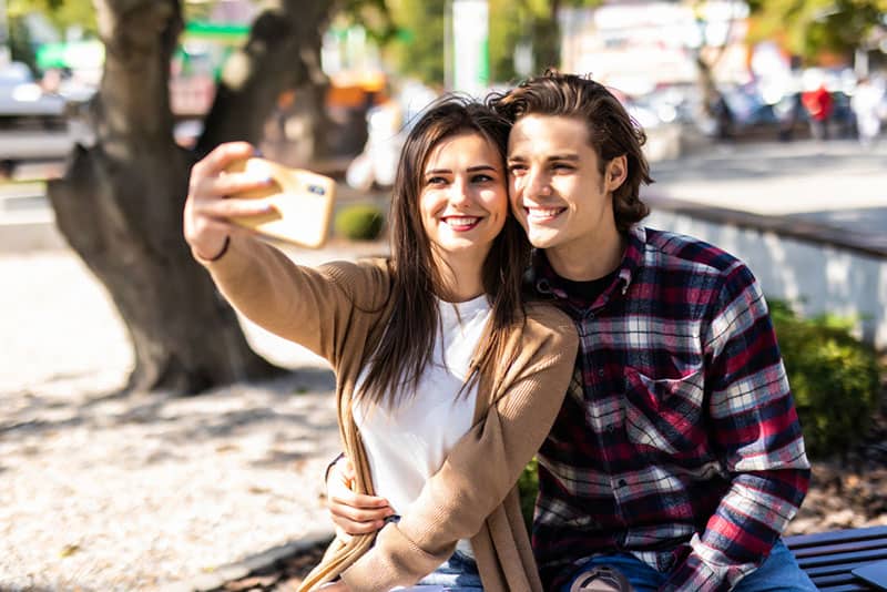 jeune couple, prendre, a, selfie, dans parc