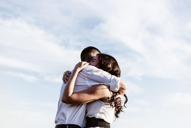jeune couple, étreindre, dans, vent