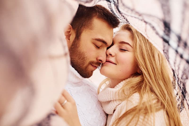 jeune couple, étreindre, et, baisers, sous, les, couverture