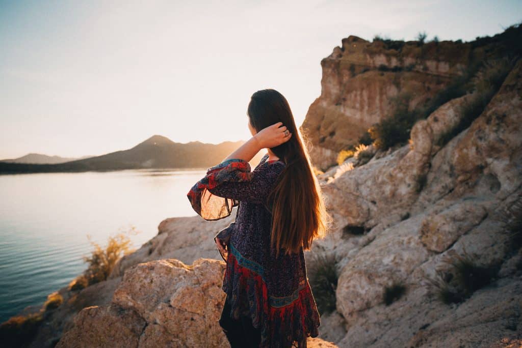 jeune femme, apprécier, les, vue, dans, coucher soleil
