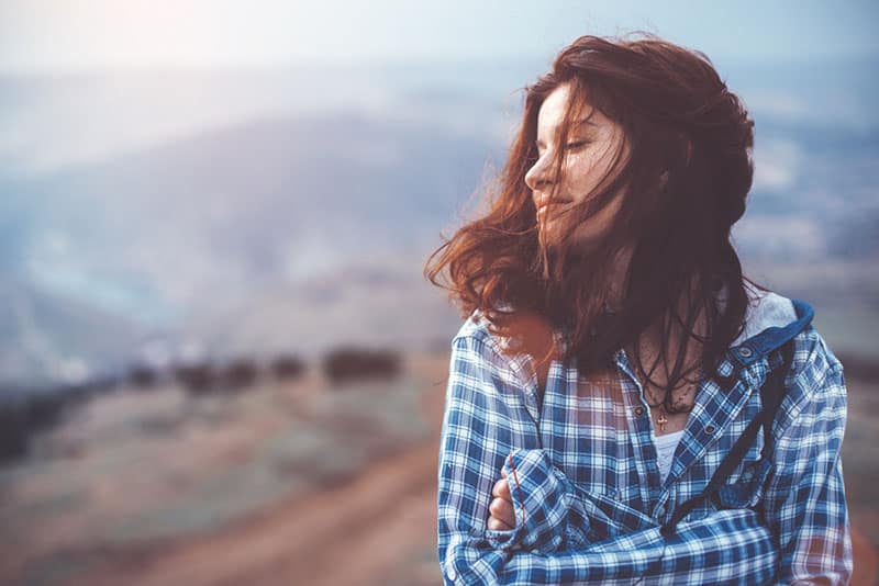 jeune femme, dans nature, apprécier, a, brise