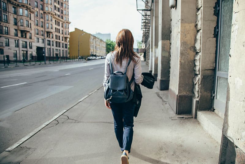 jeune femme marchant dans la rue