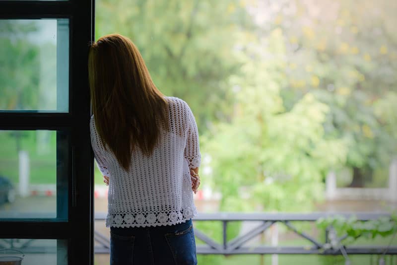 jeune femme solitaire près de la fenêtre
