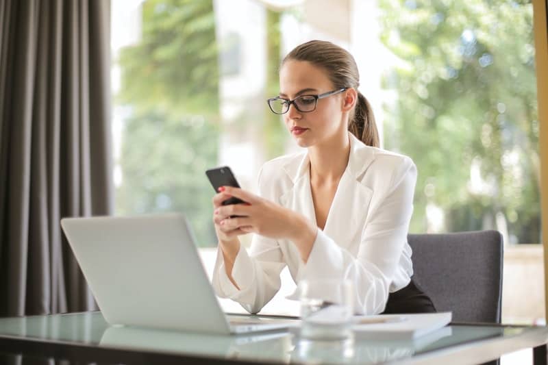 la femme regarde le téléphone