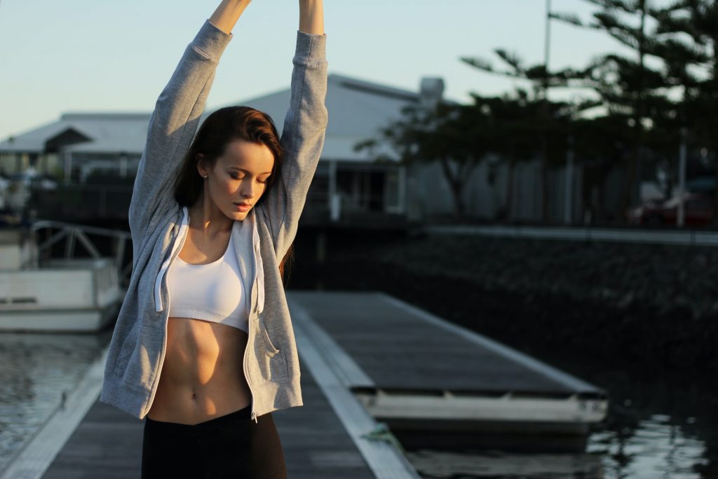 la femme se lève et fait des exercices