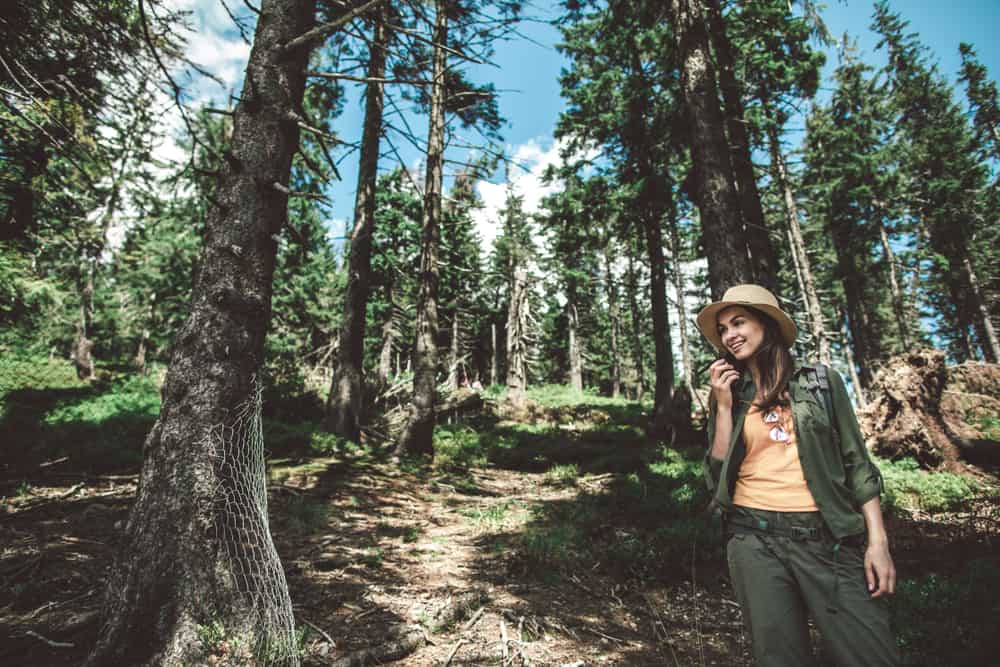 la fille avec le chapeau sur la tête rit