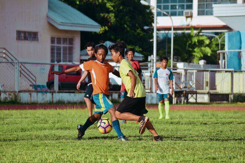 les garçons jouent au football