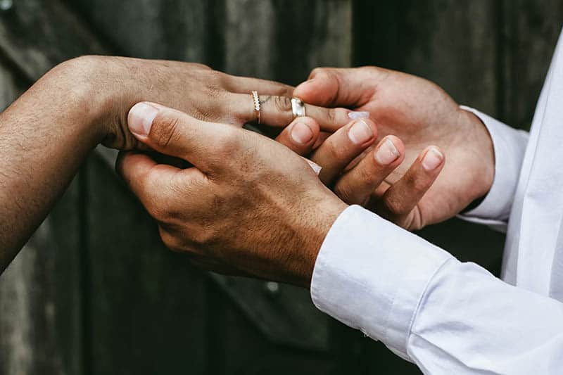 l'homme a proposé à la femme