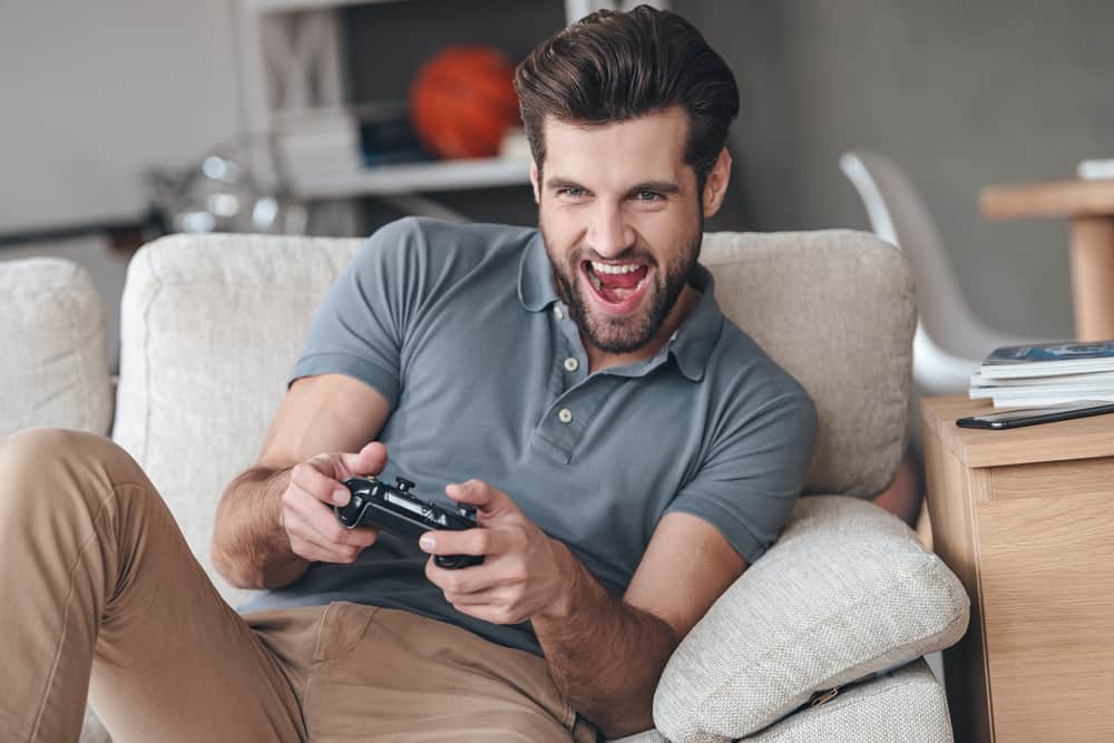 l'homme joue à des jeux