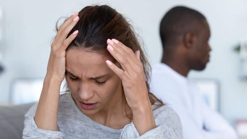 malheureux, jeune couple, dans, salle de séjour