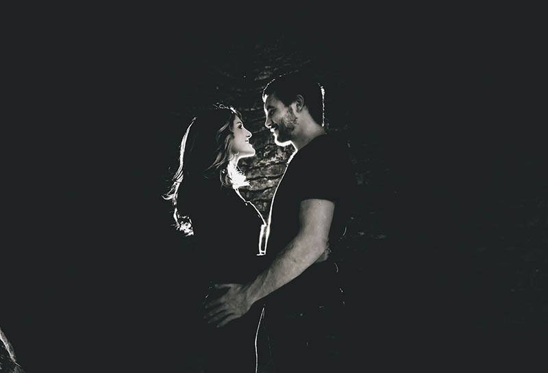 photo noir et blanc d'un couple s'embrassant dans le noir