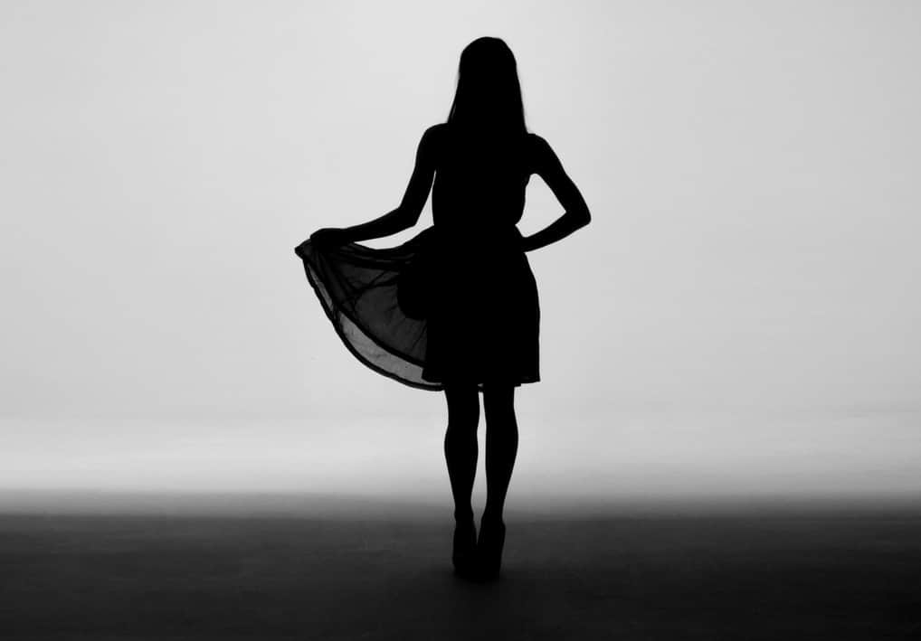 silhouette d'une jeune femme en robe