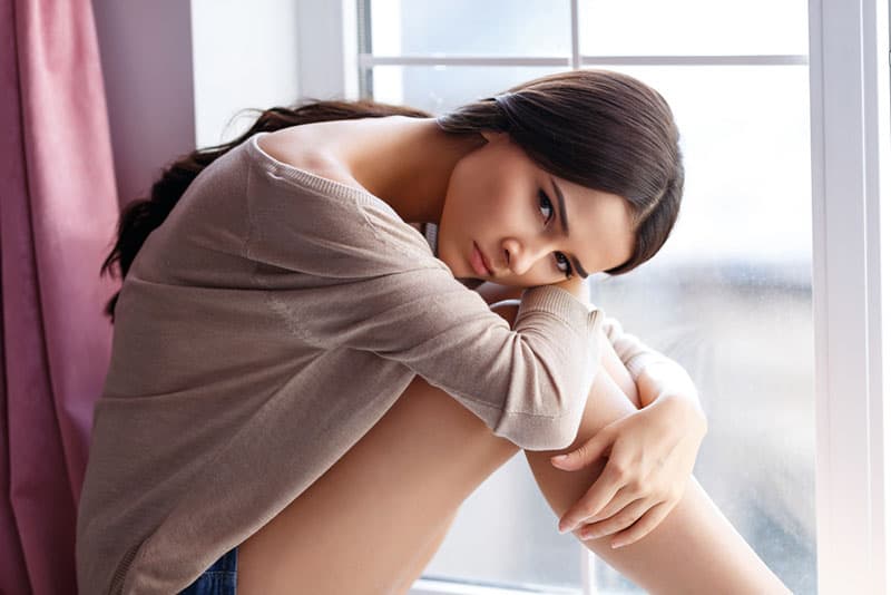triste femme solitaire près de la fenêtre