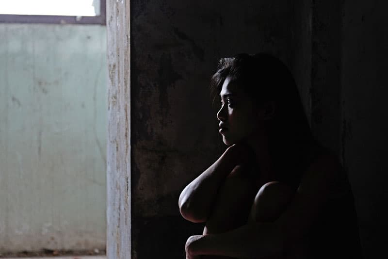 triste jeune femme asiatique dans l'obscurité