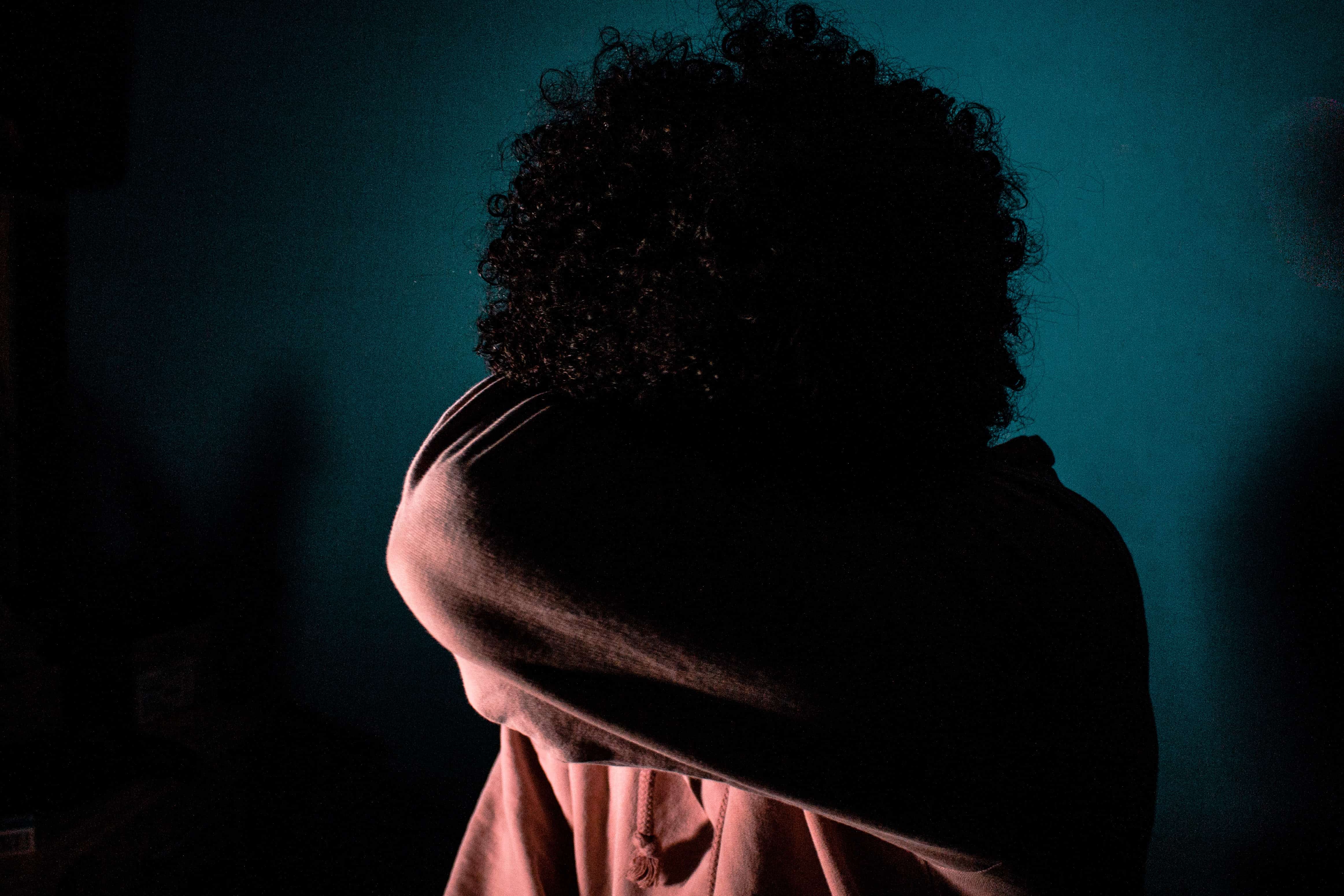 triste jeune femme aux cheveux bouclés