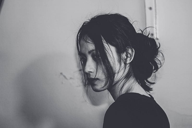 triste jeune femme dans l'obscurité