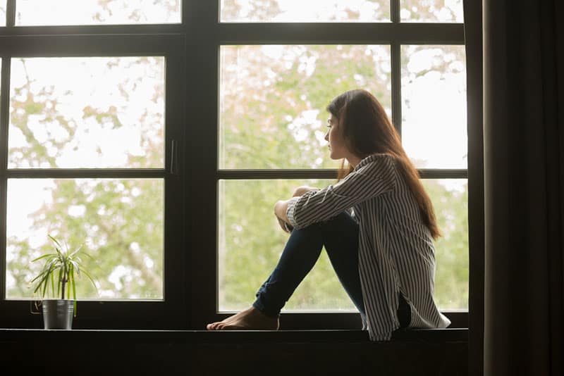triste, jeune femme, séance fenêtre