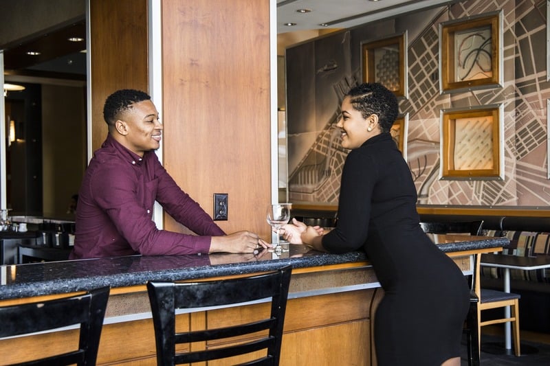 un homme et une femme autour dun café