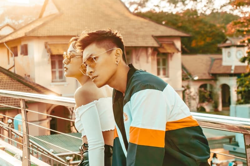 un homme et une femme se tiennent près de la clôture