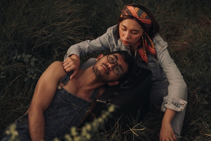 un homme et une femme sur l'herbe