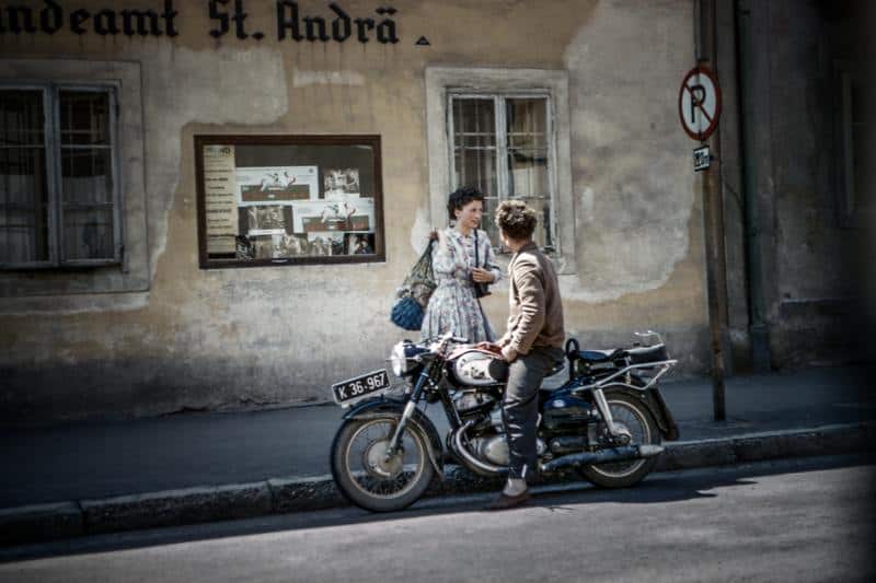 un homme sur une moto parler à une femme