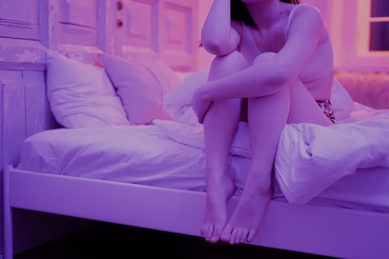 une femme assise dans son lit
